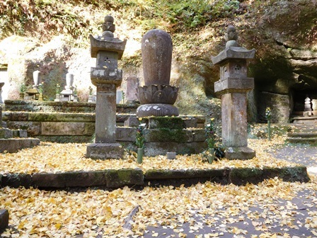 天秀尼の墓.JPG
