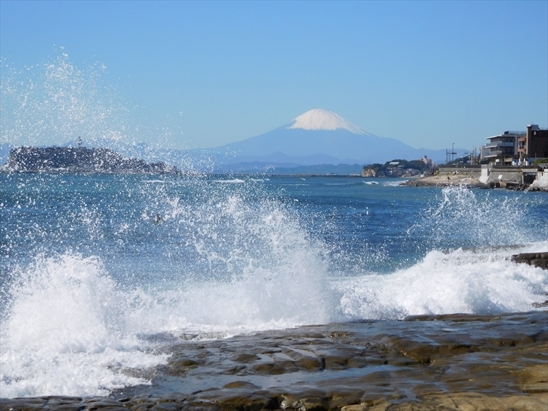 波しぶき江の島富士山_R.JPG